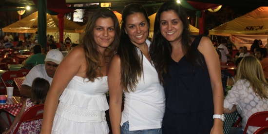 As irmãs Camila, Mariana e Fernanda Canesin na festa de San Gennaro, na Apae